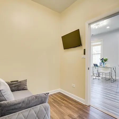 Walk To Metra Long-term Getaway In Chicago! Apartment
