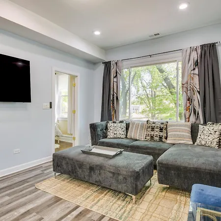 Apartment Walk To Metra Long-term Getaway In Chicago!