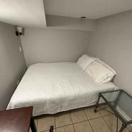 Close To Downtown - Free Parking Homestay