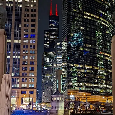 Holiday home Art Downtown Fulton Market Entire 3 Bedroom Sleep10 Private Garage Roof Ev Tesla Chicago