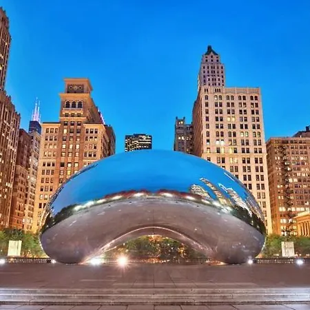 Art Downtown Fulton Market Entire 3 Bedroom Sleep10 Private Garage Roof Ev Tesla Holiday home Chicago