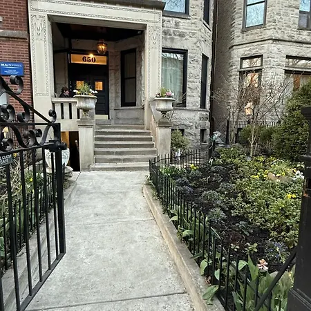 Luxurious Lincoln Park With Gourmet Kitchen Apartment Chicago