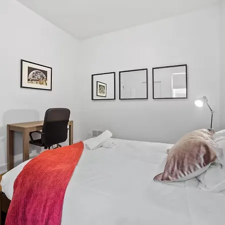 4 Bedroom Unit In West Town Apartment