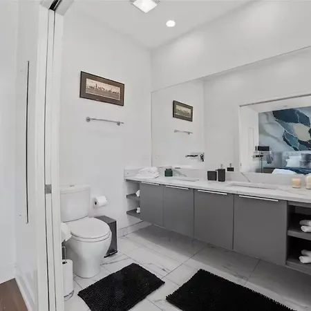 Apartment 4 Bedroom Unit In West Town *