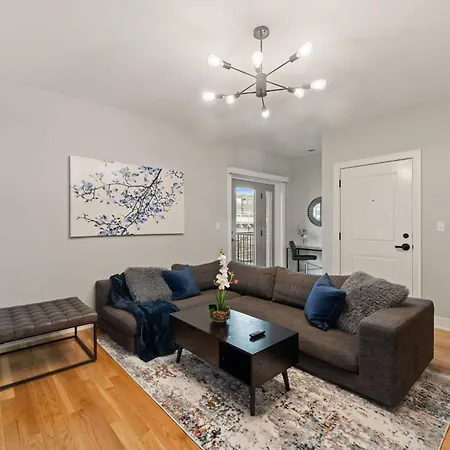 3 Bed 2 Bath Retreat W Balcony & Parking Apartment *