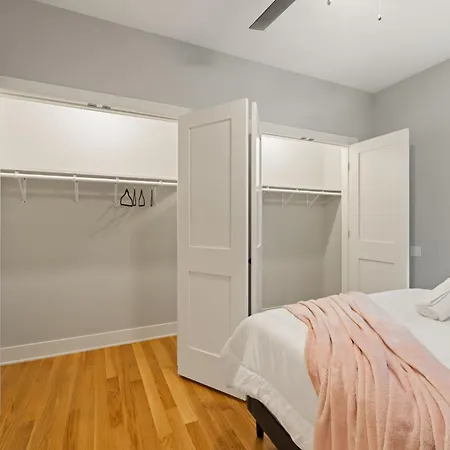Apartment 3 Bed 2 Bath Retreat W Balcony & Parking