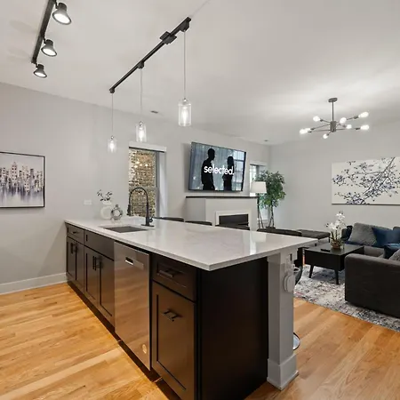 3 Bed 2 Bath Retreat W Balcony & Parking *