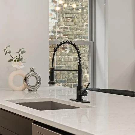 3 Bed 2 Bath Retreat W Balcony & Parking * Chicago