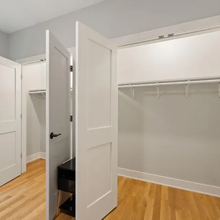 Apartment 3 Bed 2 Bath Retreat W Balcony & Parking *