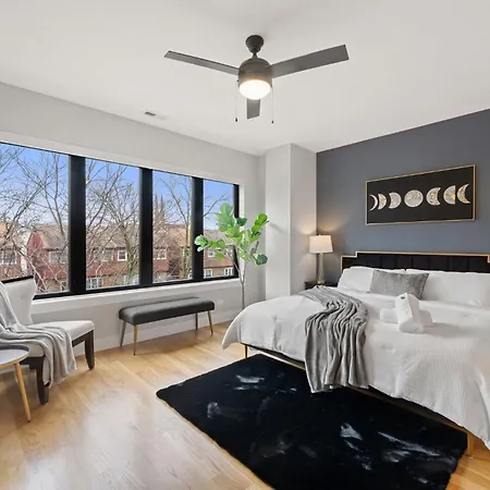 3 Bed 2 Bath Retreat W Balcony & Parking Chicago