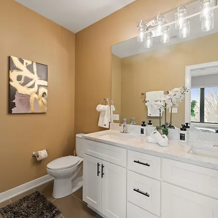 3 Bed 2 Bath Retreat W Balcony & Parking Apartment *