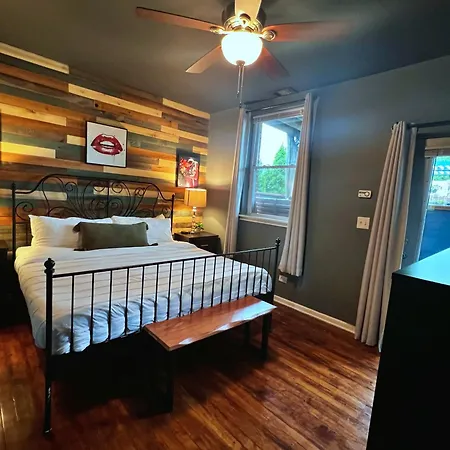 The Banksy-free Parking -4 Bedroom W King Bed- Firepit Rooftop Near United Center Chicago