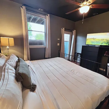The Banksy-free Parking -4 Bedroom W King Bed- Firepit Rooftop Near United Center Apartment