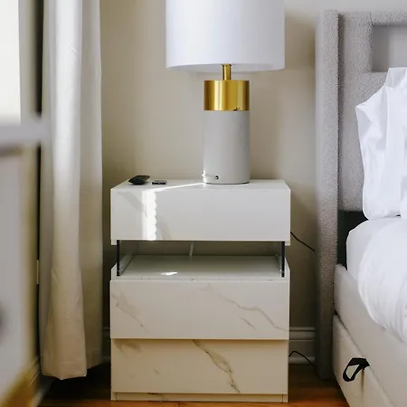 Apartment Sleeps 7 • Huge Projector • Designated Workspace Chicago