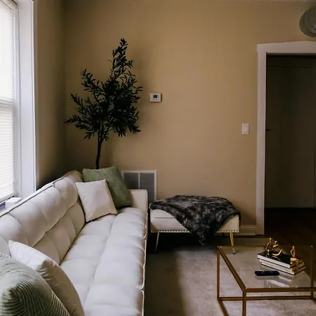 Apartment Sleeps 4 • New Modern 1br • Private Workspace Chicago