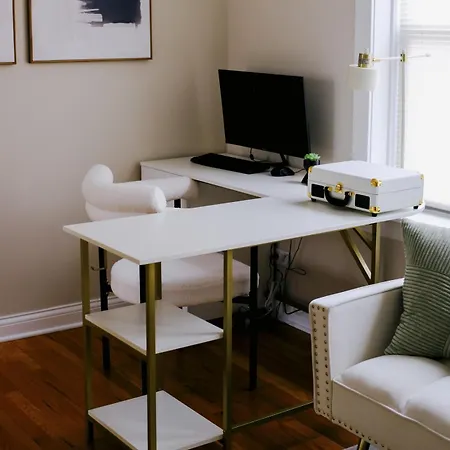 Sleeps 4 • New Modern 1br • Private Workspace Apartment Chicago