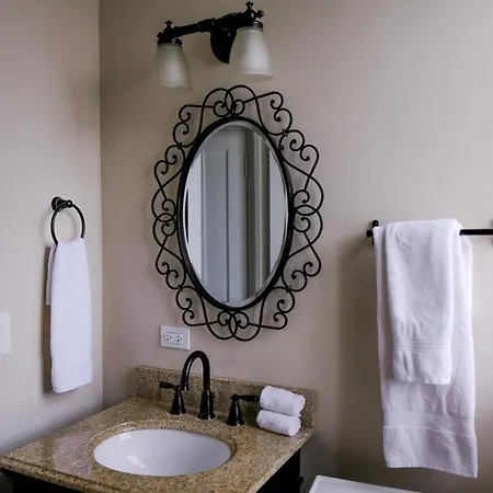 Apartment Sleeps 4 • New Modern 1br • Private Workspace *