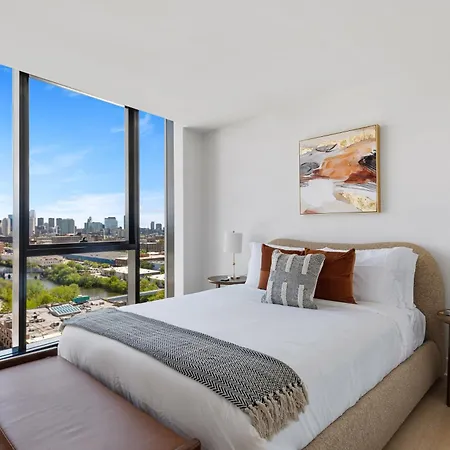 Foundry Unmatched Skyline Views At Lincoln Park Apartment *