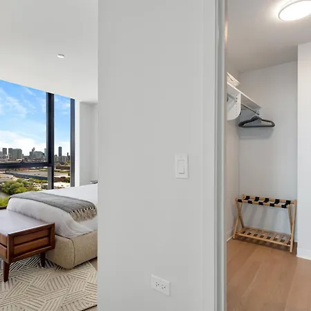 Foundry Unmatched Skyline Views At Lincoln Park *