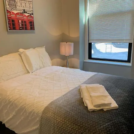 South Loop 2 Bedroom Apartment *