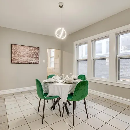 Apartment Walk To Devon Avenue & Warren Park: Apt! Chicago