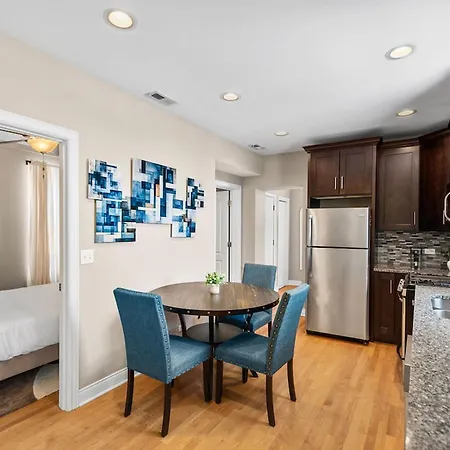 Apartment The Bucklogan Nest | Sleeps 6 | Walk To Blue Line *