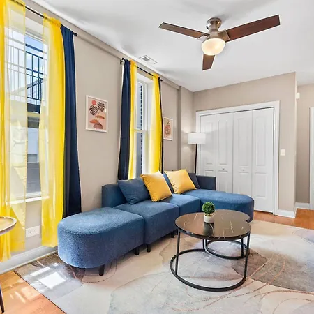The Bucklogan Nest | Sleeps 6 | Walk To Blue Line Apartment *