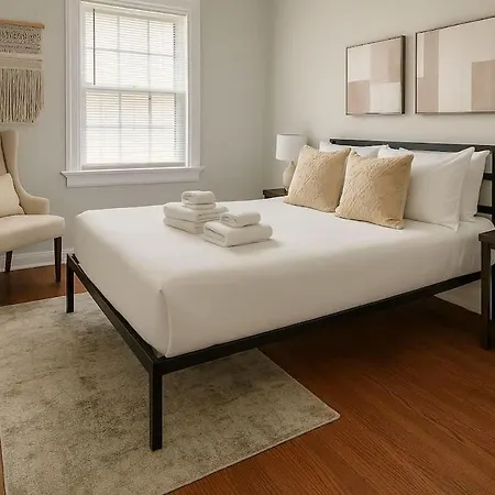 1br 1ba Windy Hideout - Lockwood Rep Chicago