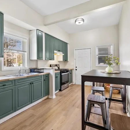 Spacious In Awesome With Wifi, Ac Apartment