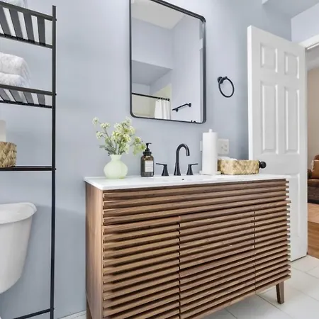 Spacious In Awesome With Wifi, Ac Chicago