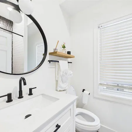 Spacious 4br With Outdoor Oasis *