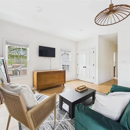 Spacious 4br With Outdoor Oasis