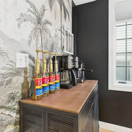Spacious 4br With Outdoor Oasis Chicago