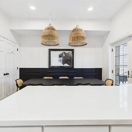 Spacious 4br With Outdoor Oasis Apartment Chicago