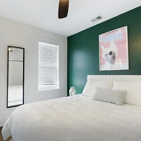 The Retreat Just 10 Mins From Bulls Arena Holiday home Chicago