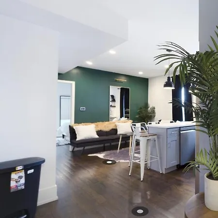 The Retreat Just 10 Mins From Bulls Arena Holiday home Chicago