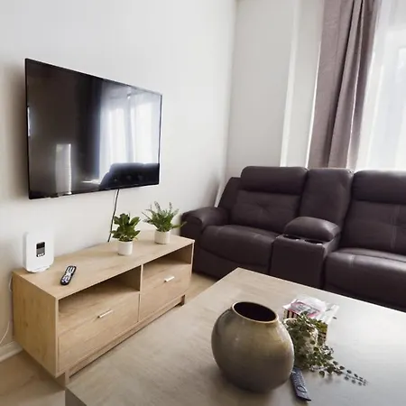 Trendy Loft In Southport Apartment