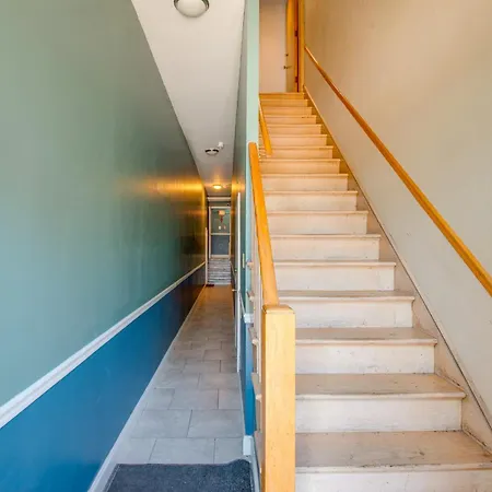 5 Mi To Midway: Walkable Apartment