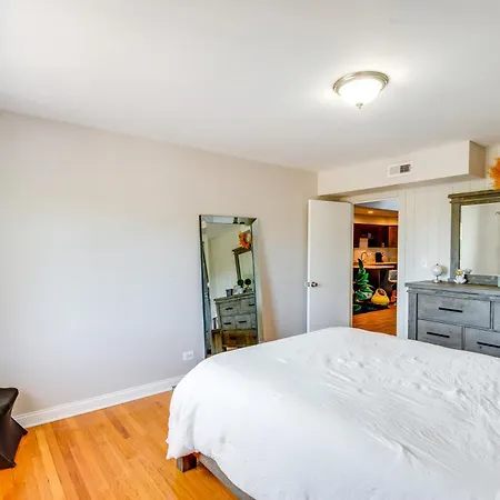 Apartment 5 Mi To Midway: Walkable
