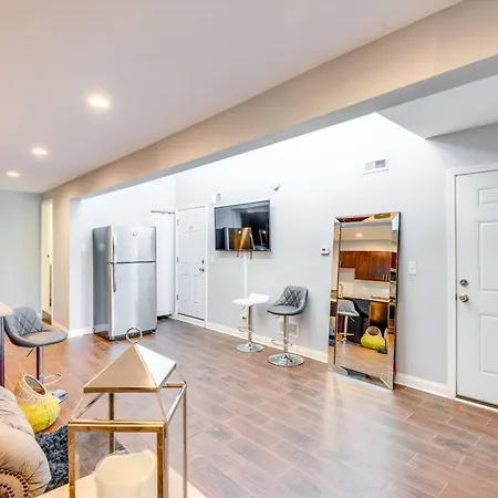 5 Mi To Midway: Walkable Apartment
