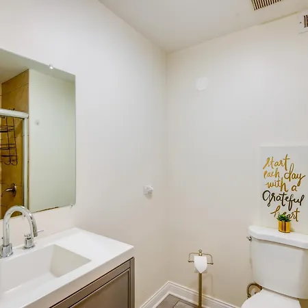 Apartment 5 Mi To Midway: Walkable *