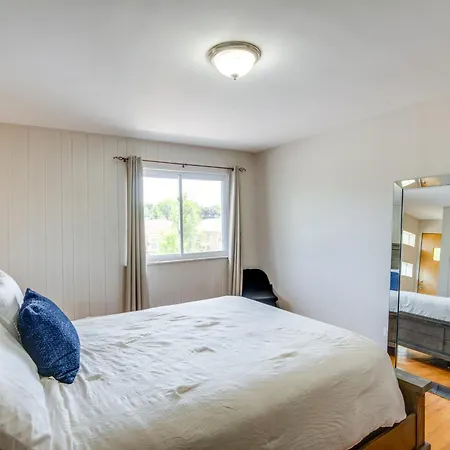 5 Mi To Midway: Walkable Apartment
