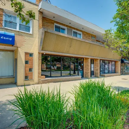 5 Mi To Midway: Walkable Apartment