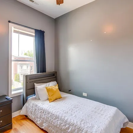 Walk To Chicagos Shops And Eats Bronzeville Duplex Holiday home Chicago