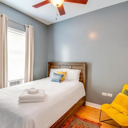 Walk To Chicagos Shops And Eats Bronzeville Duplex Holiday home Chicago