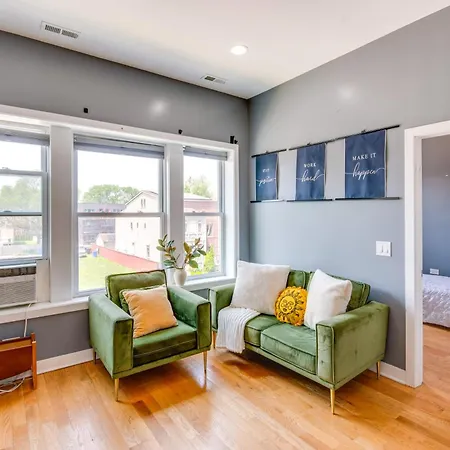 Walk To Chicagos Shops And Eats Bronzeville Duplex Holiday home Chicago