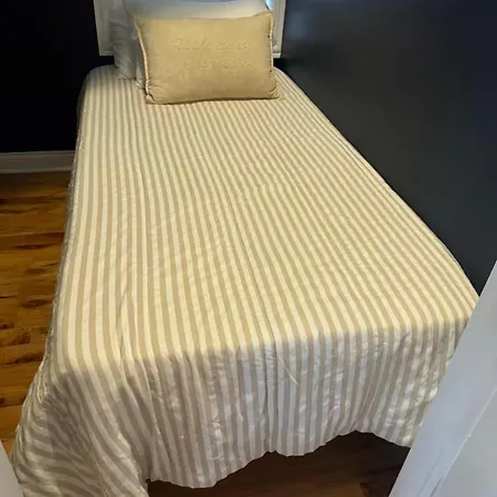 Cozy 2 Bedroom 1 Ba Flat Just 10 Mins From Downtown
