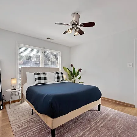 Old Town 3bd 3ba Coach House, Garage Parking Incl Holiday home Chicago