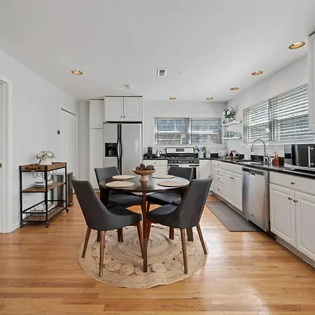 Holiday home Old Town 3bd 3ba Coach House, Garage Parking Incl Chicago