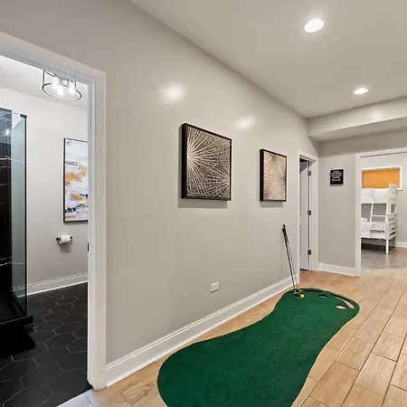 Spacious Luxury Retreat 8 Bed Oasis With 6 Baths Holiday home Chicago